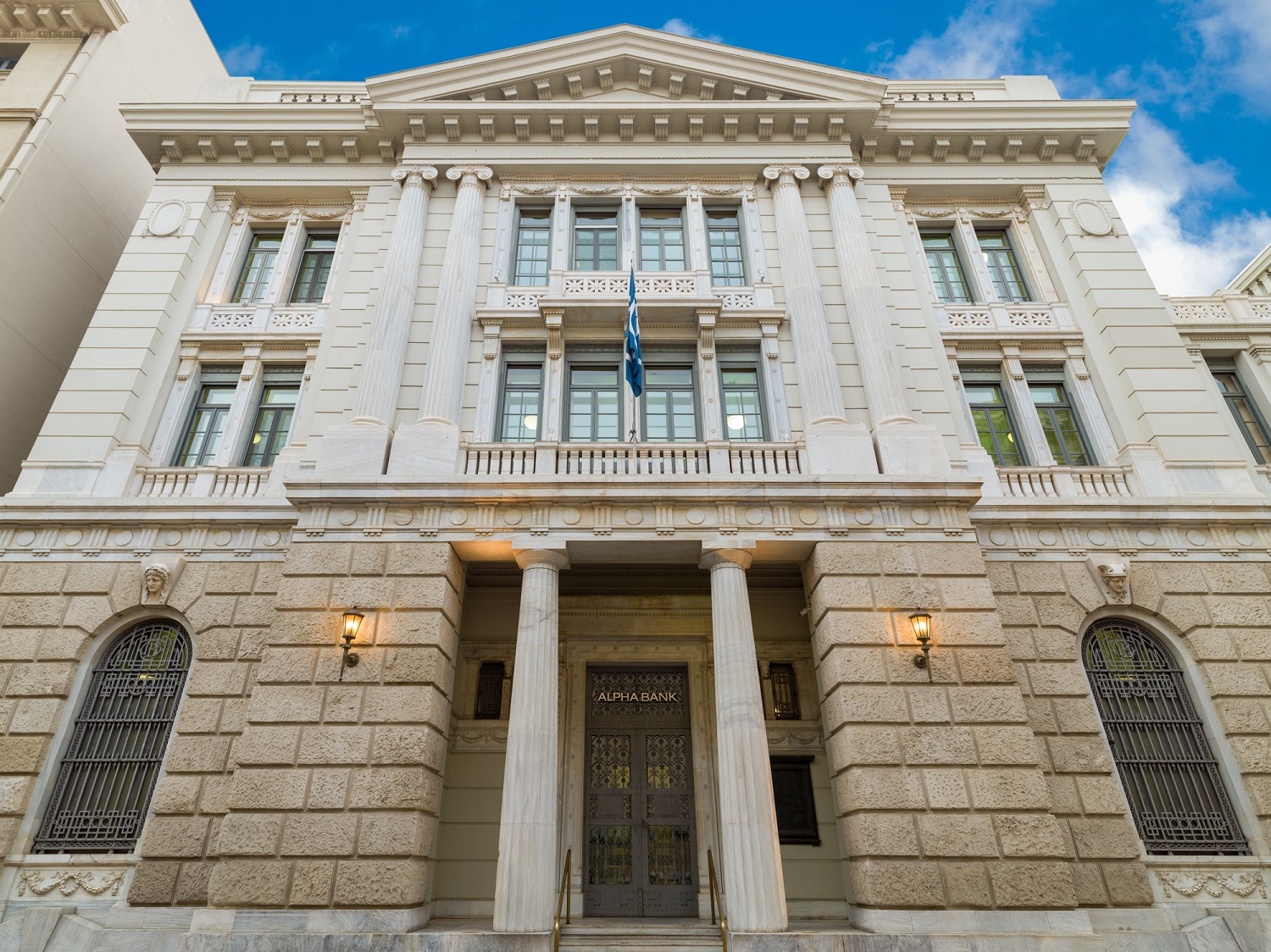 Εξωτερική όψη κτιρίου Ιονικής Τράπεζας