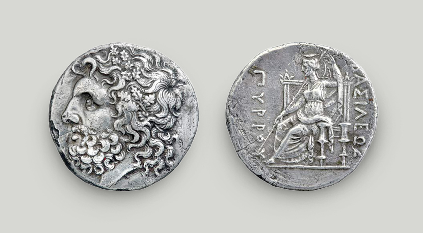 Αριστερά, η εμπρόσθια όψη με κεφαλή Δία, δεξιά η οπίσθια όψη με την Διώνη.  Οι 2 όψεις του αργυρού τετράδραχμου Πύρρου Ηπείρου
