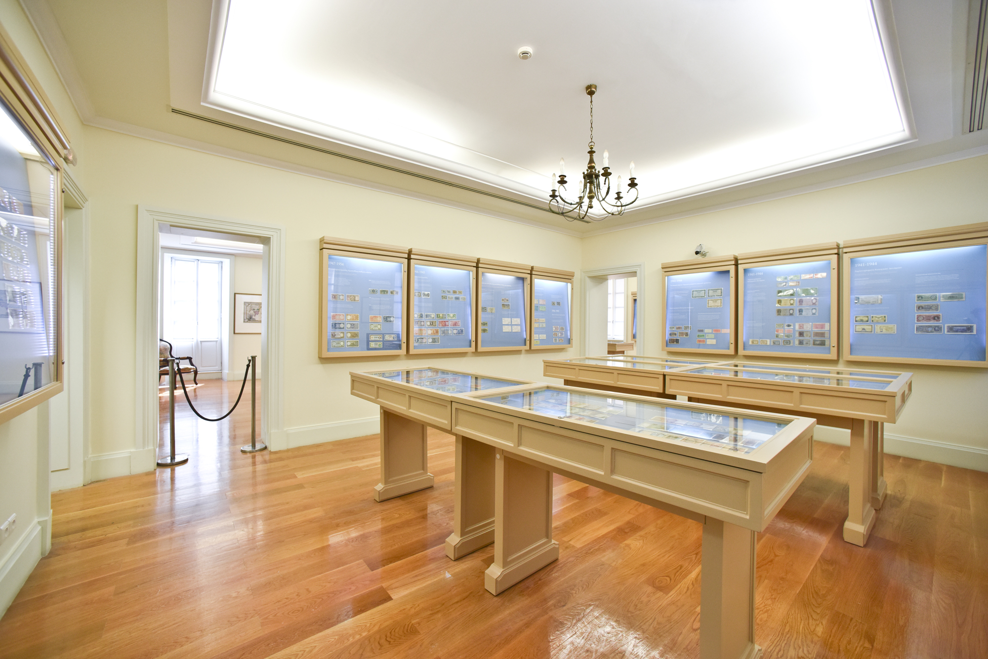 Αίθουσα του Μουσείου Χαρτονομισμάτων Ιονικής Τραπέζης με προθήκες με νομίσματα. 