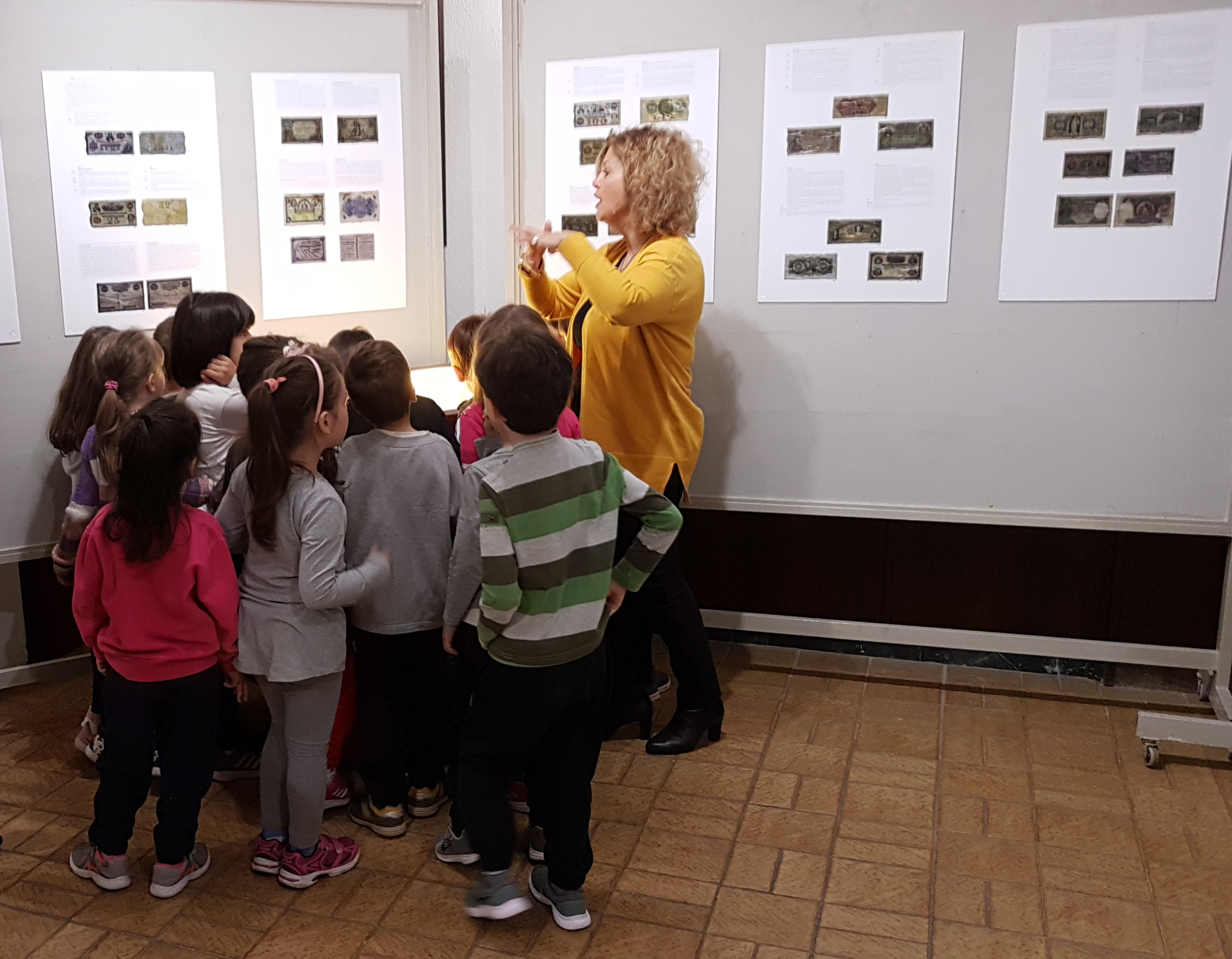 Μαθητές στο επιμορφωτικό σεμινάριο «Όταν ο Πολιτισμός “συνταξιδεύει” με το Σχολείο».  Φωτογραφία από τη «Φωτογρ. έκθεση για την ιστορία του νομίσματος στη Βέροια»