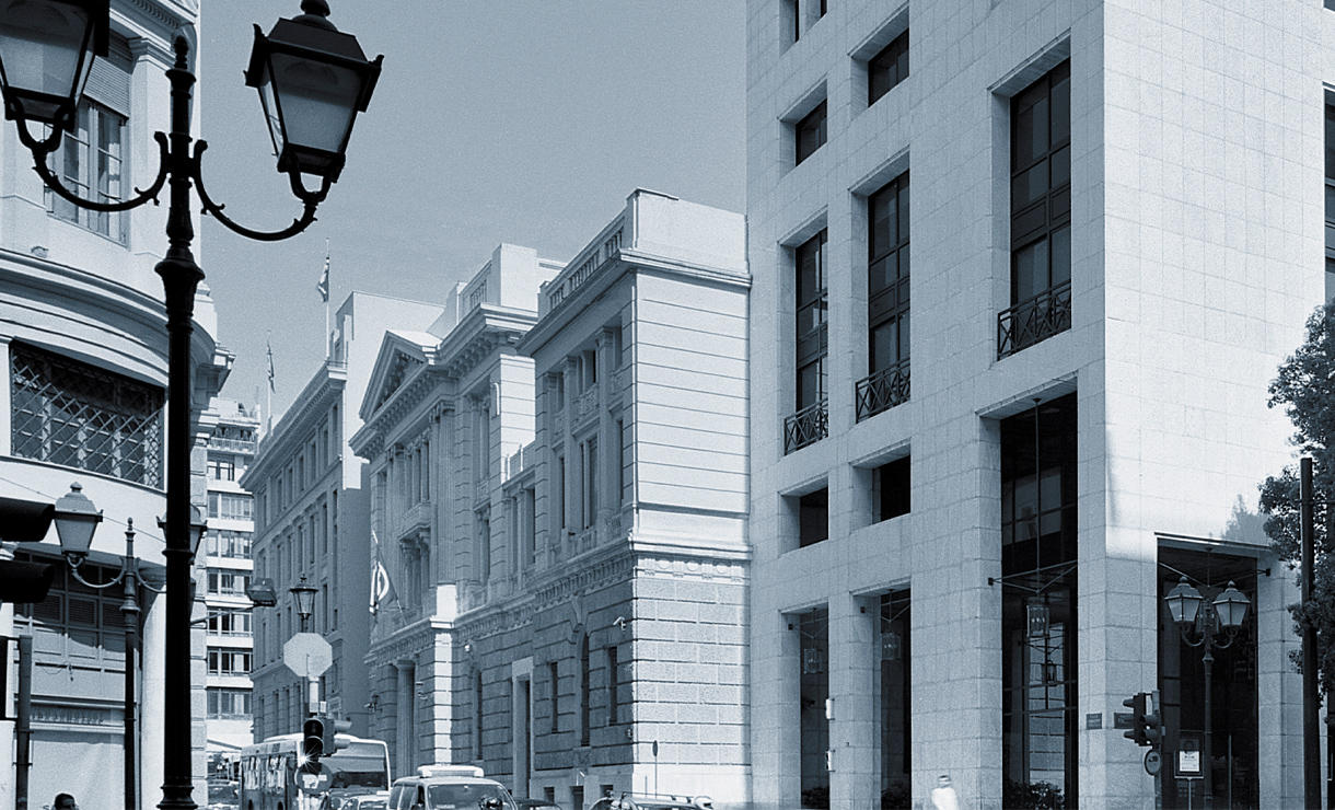 Λεπτομέρεια εξώφυλλου της έκδοσης σε άσπρο και μαύρο χρώμα, με φωτογραφία κτίριων. Λεπτομέρεια εξώφυλλου της έκδοσης σε άσπρο και μαύρο χρώμα, με φωτογραφία κτίριων.