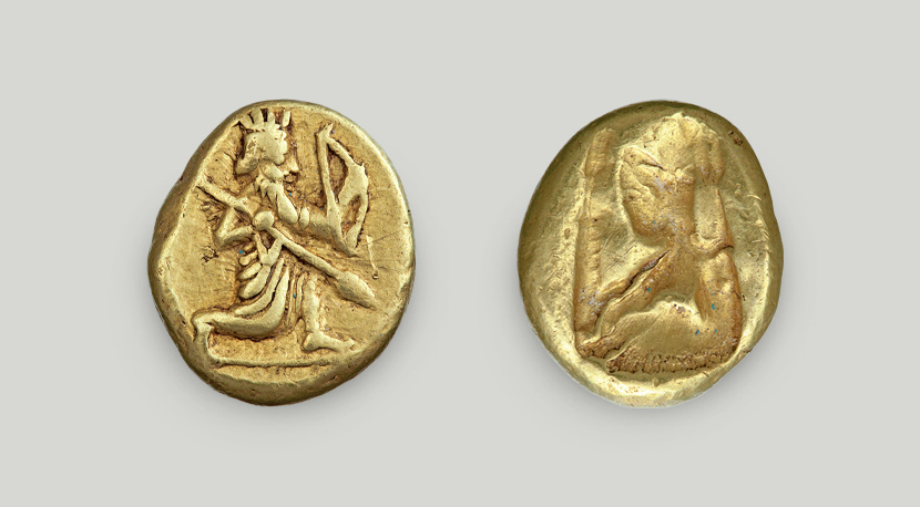 Δύο όψεις χρυσού στατήρα Βασιλείου Αχαιμενιδών. Μπροστά βασιλιάς σε κίνηση, με δόρυ και τόξο και πίσω με έγκοιλο ορθογώνιο.   Δύο όψεις χρυσού στατήρα Βασιλείου Αχαιμενιδών