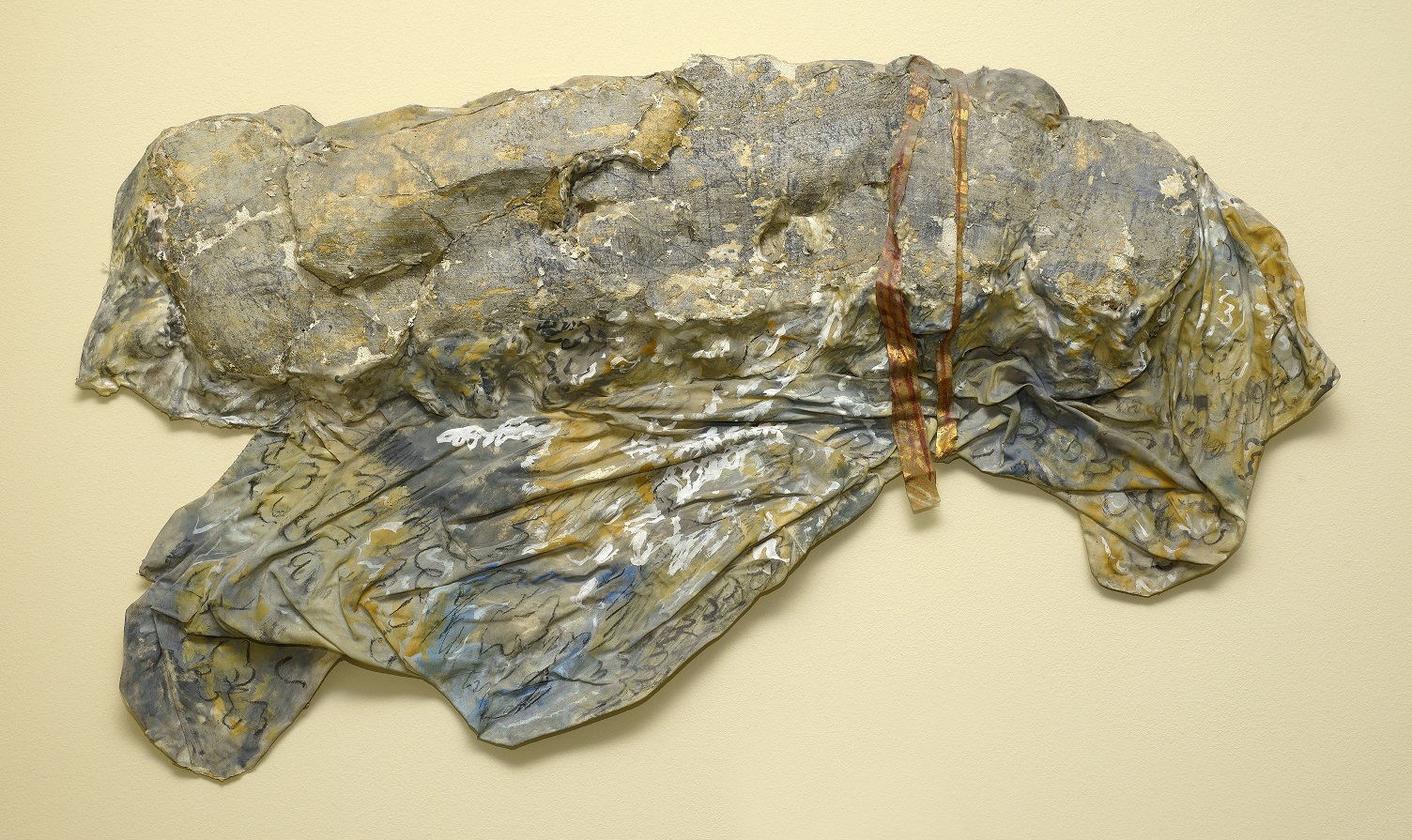 Αποτοιχισμένη επιφάνεια ακανόνιστου σχήματος σε αποχρώσεις του γκρι και της ώχρας. Baalbeks της Ρένας Παπασπύρου