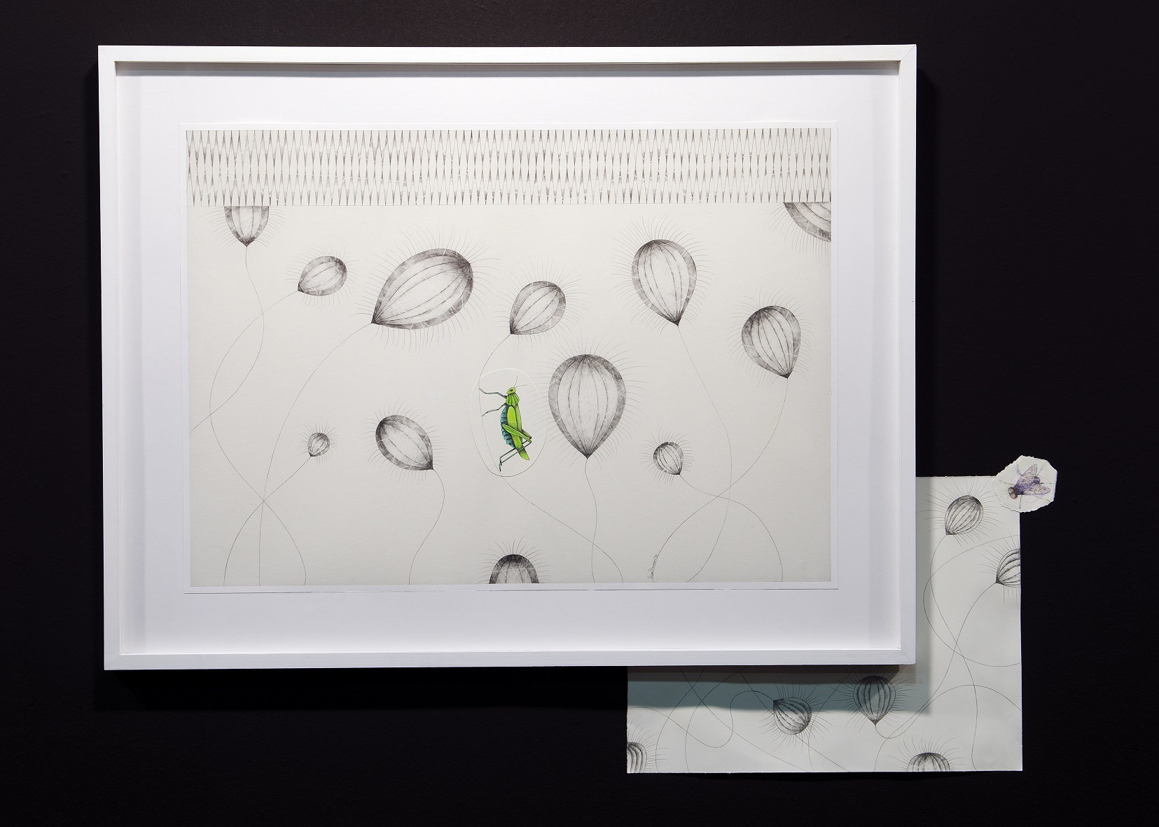 Έργο από την έκθεση «Τα ψηφιακά», με σκίτσο σε μπεζ φόντο και στη μέση ακρίδα σε πράσινο χρώμα.  Έργο από την έκθεση «Τα Ψηφιακά»