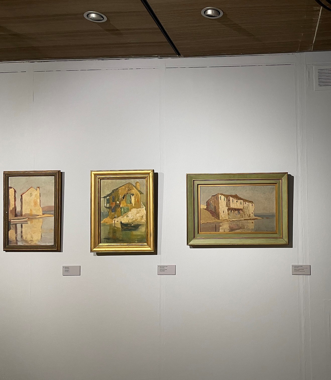 Ο πίνακας «Σπίτι στη Νότιο Γαλλία» και δίπλα 2 πίνακες του Οικονόμου με μπεζ αποχρώσεις. Έργα του Μιχάλη Οικονόμου στην έκθεση