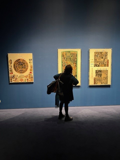 Female visitor in front of the piece Skopovoli by Chryssa Romanos. Highlight from the exhibition