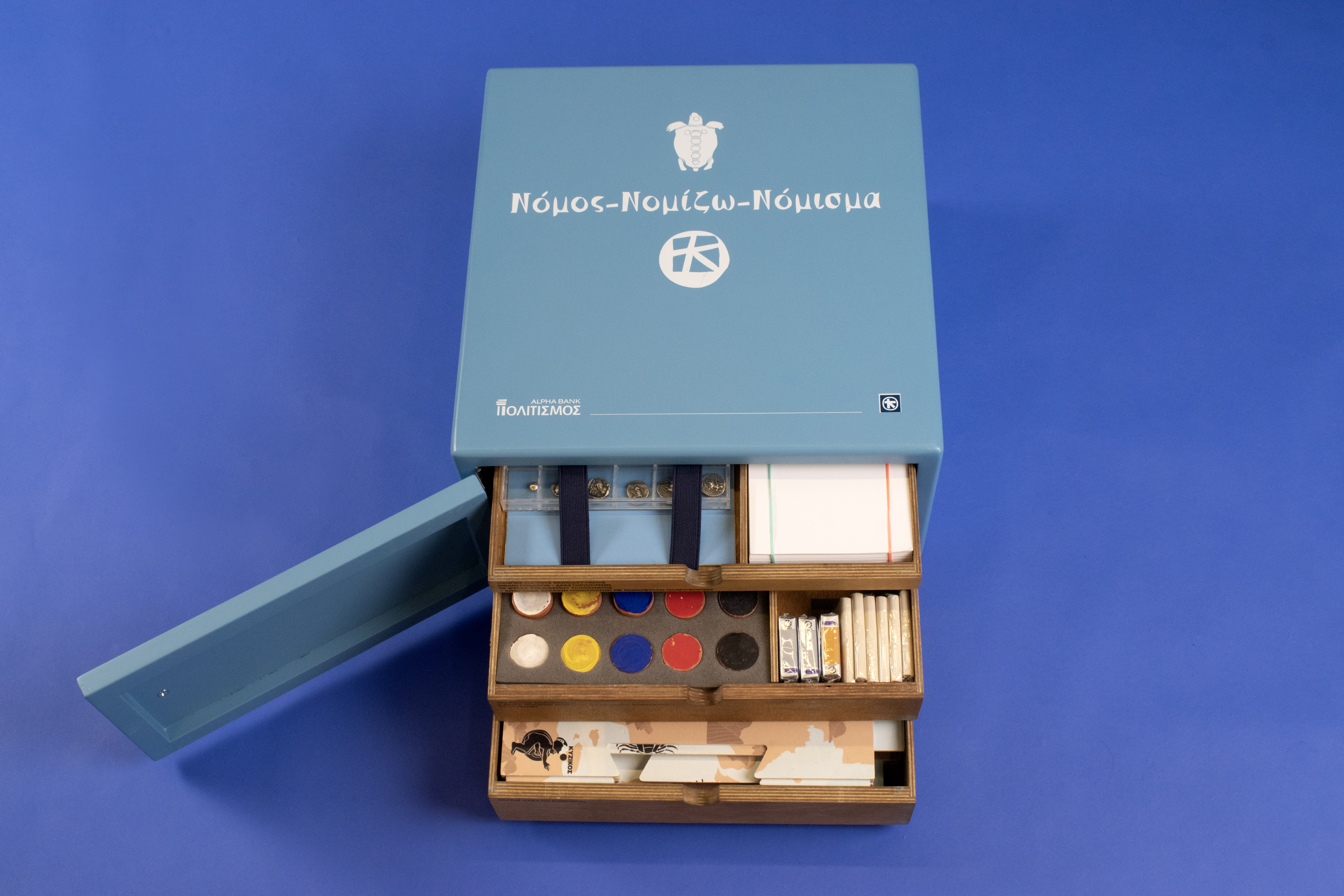 Ανοιχτή μουσειοβαλίτσα με εκπαιδευτικό υλικό.  Ανοιχτή μουσειοβαλίτσα με εκπαιδευτικό υλικό.