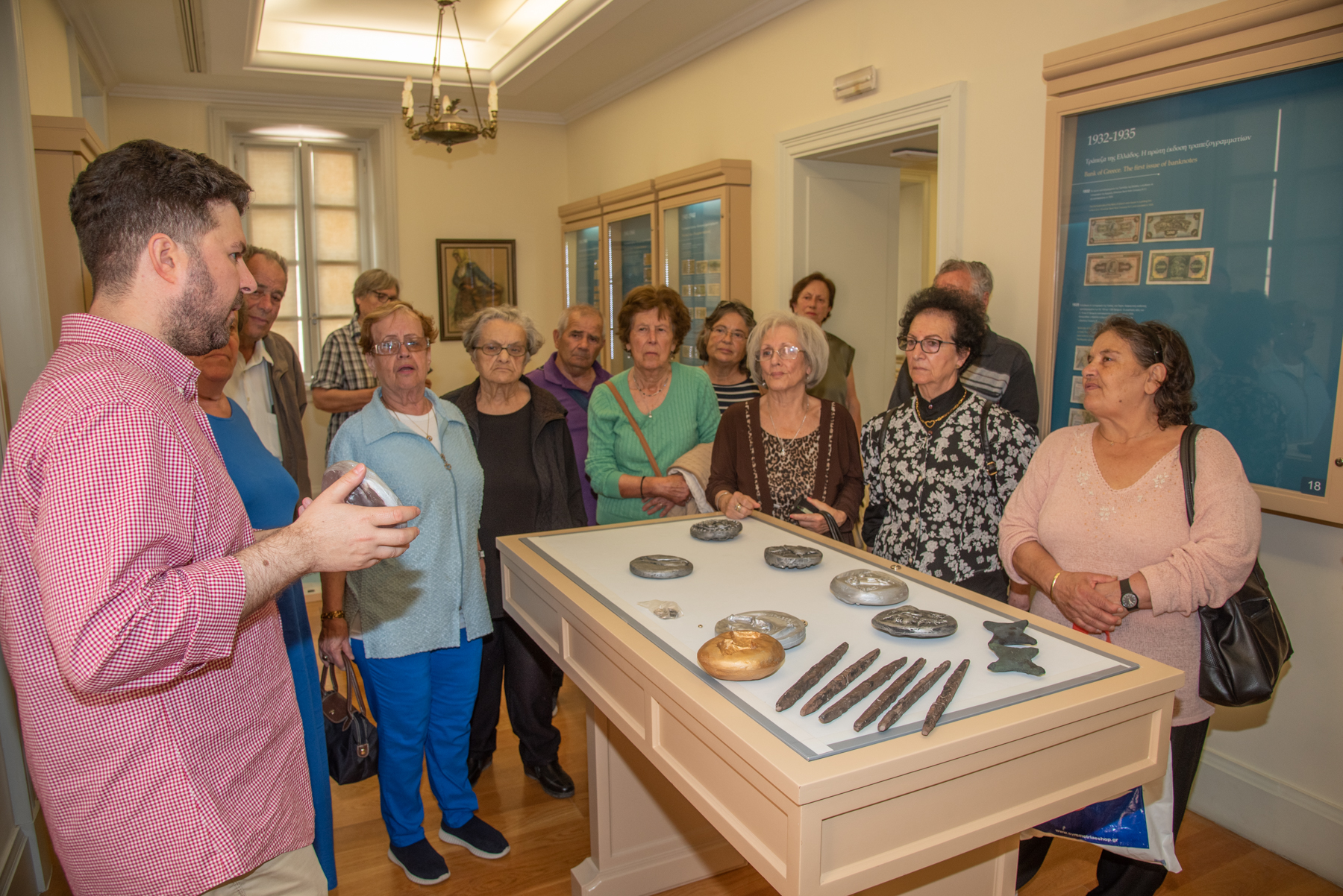 Στιγμιότυπο από απτική ξενάγηση στο Μουσείο Χαρτονομισμάτων