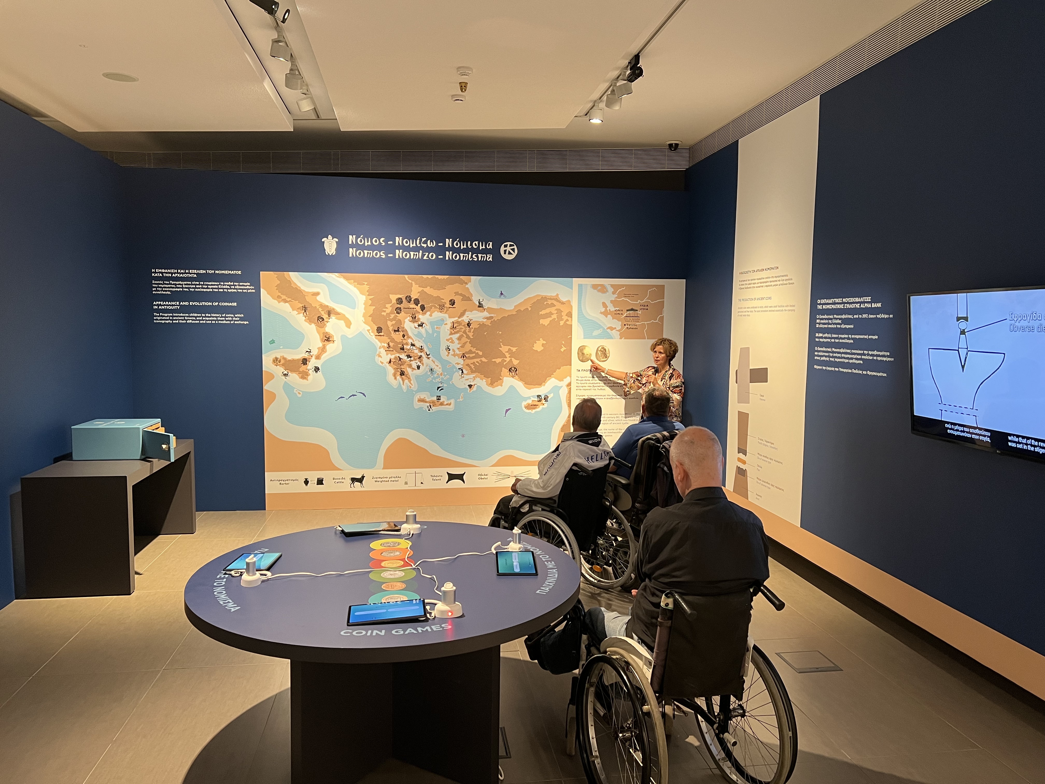 Guided tour through the room with educational activities 