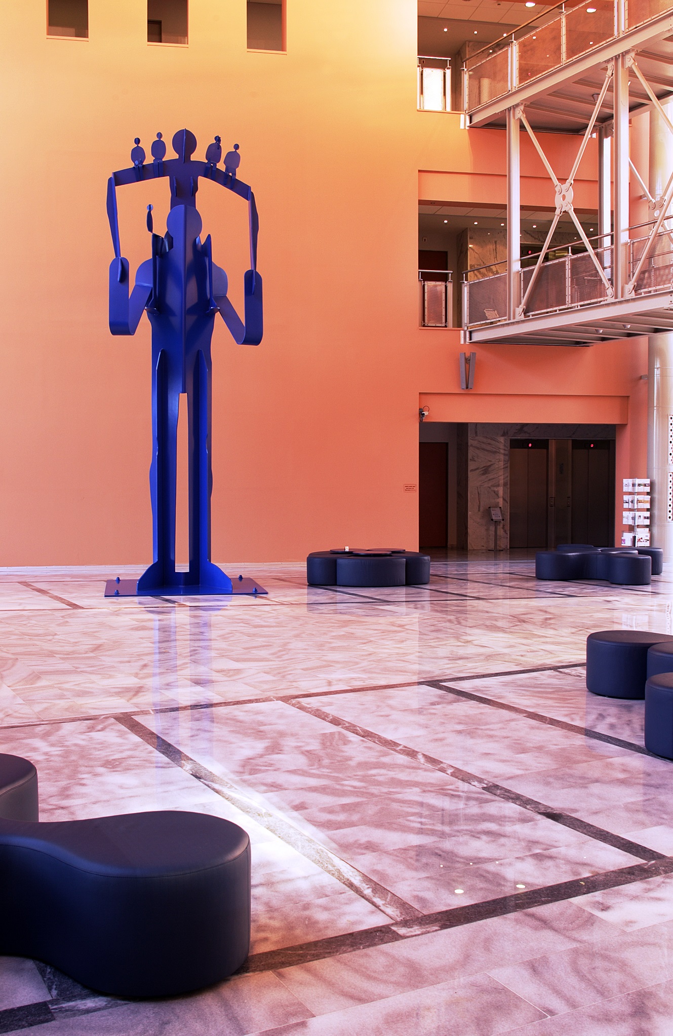 Blue structure of a figure holding on its shoulders a second figure that supports 5 smaller ones.  Blue structure of a figure holding on its shoulders a second figure that supports 5 smaller ones.