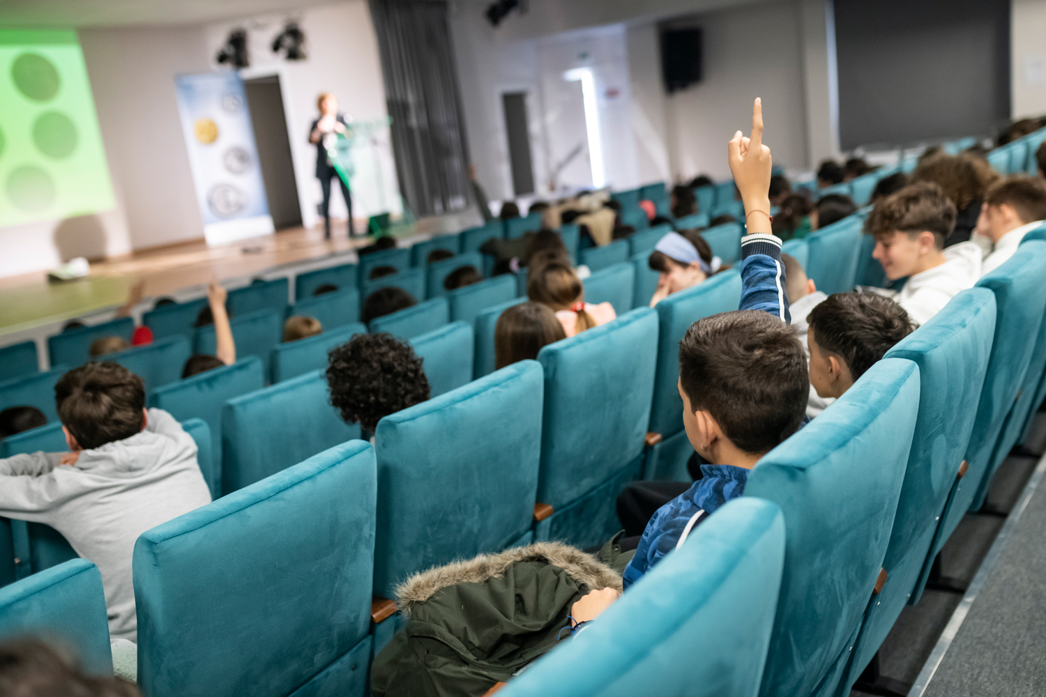 Μαθητές και μαθήτριες παρακολουθούν και συμμετέχουν με ερωτήσεις.  Παρουσίαση στο Κυριακοπούλειο Πολιτιστικό Κέντρο Ιτέας