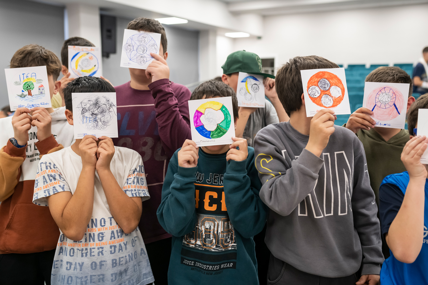 Οι μαθητές δείχνουν τα σχέδια και τις ζωγραφιές τους. Εργαστήριο στο Πνευματικό Κέντρο Άμφισσας