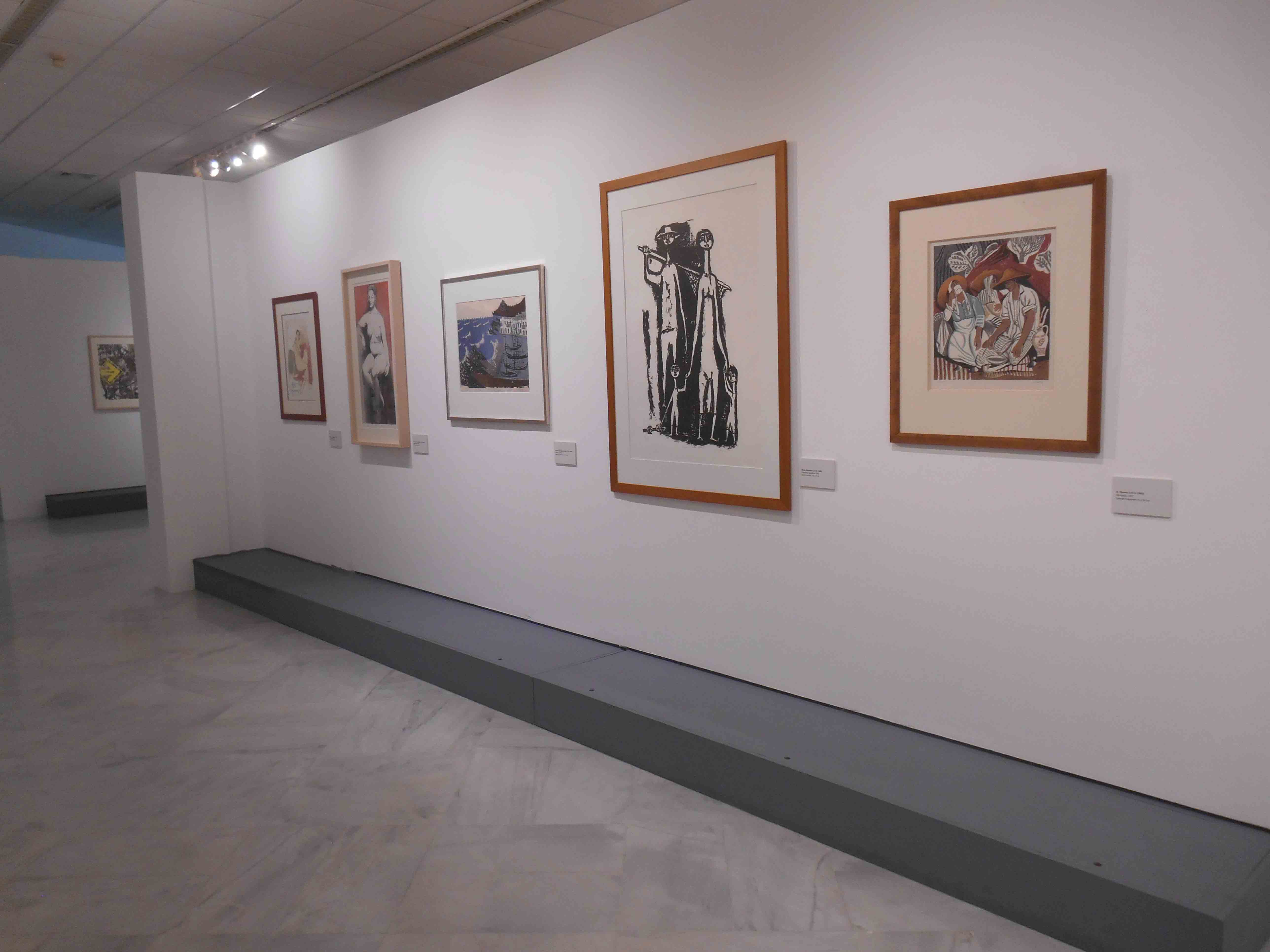 Section of the exhibition with 5 pieces on the right wall and 1 piece on the back wall.  Exhibition “The Alpha Bank Collection. Greek Art from 1950 until Today” – Larissa