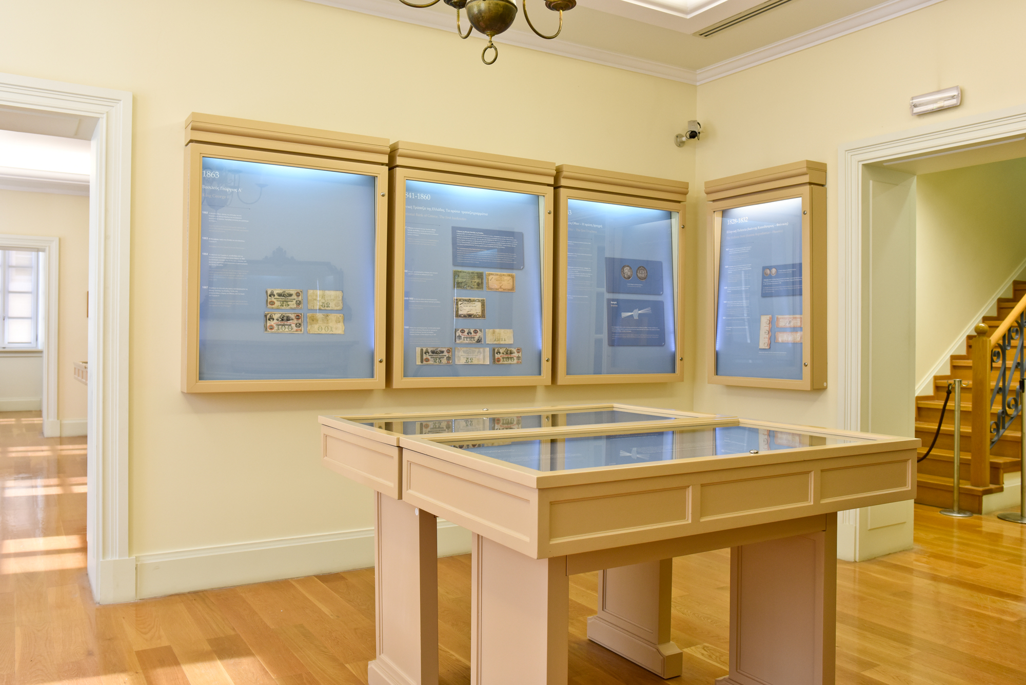 Αίθουσα του Μουσείου Χαρτονομισμάτων Ιονικής Τραπέζης με προθήκες με νομίσματα. 